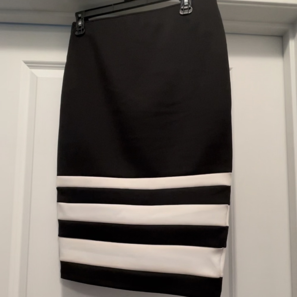APT.9 Black/White Pencil Skirt
Seam2seam:
Hem-16 inch
Waist-15 inch
Hip 19 inch - Picture 5 of 6